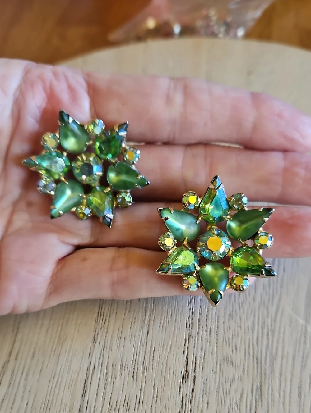 GARNE Vintage green Aurora Borealis starburst design clip on earrings - Picture 5 of 6